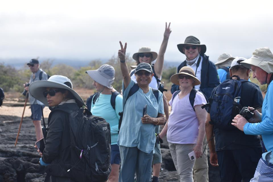 Grupo de viajeros celebrando durante una caminata