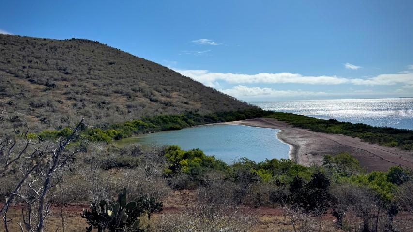 Laguna y playa entre colinas junto al mar