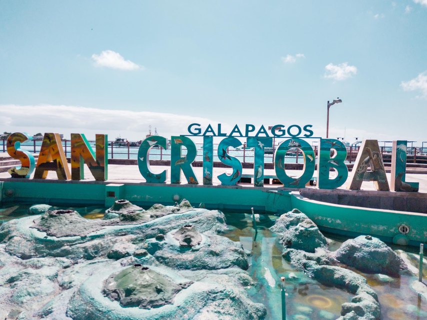 Letrero de Galápagos San Cristóbal en el malecón de Puerto Baquerizo Moreno