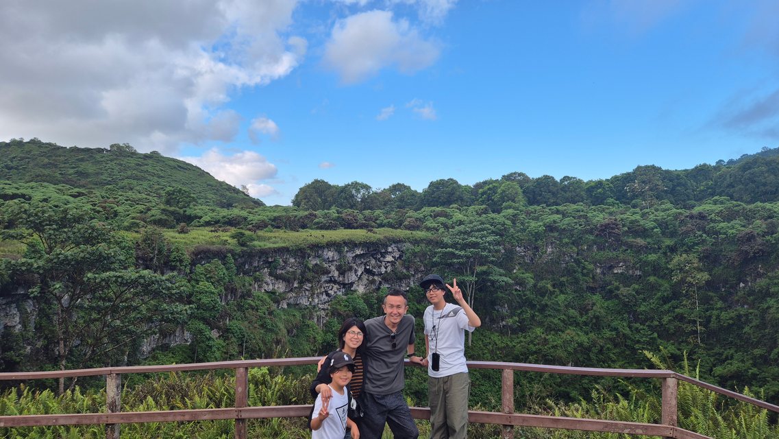 Familia en el mirador de uno de los cráteres Los Gemelos
