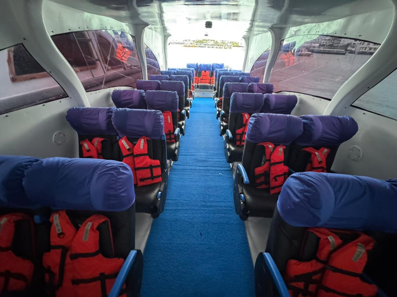 Chalecos salvavidas listos en cada asiento de la cabina