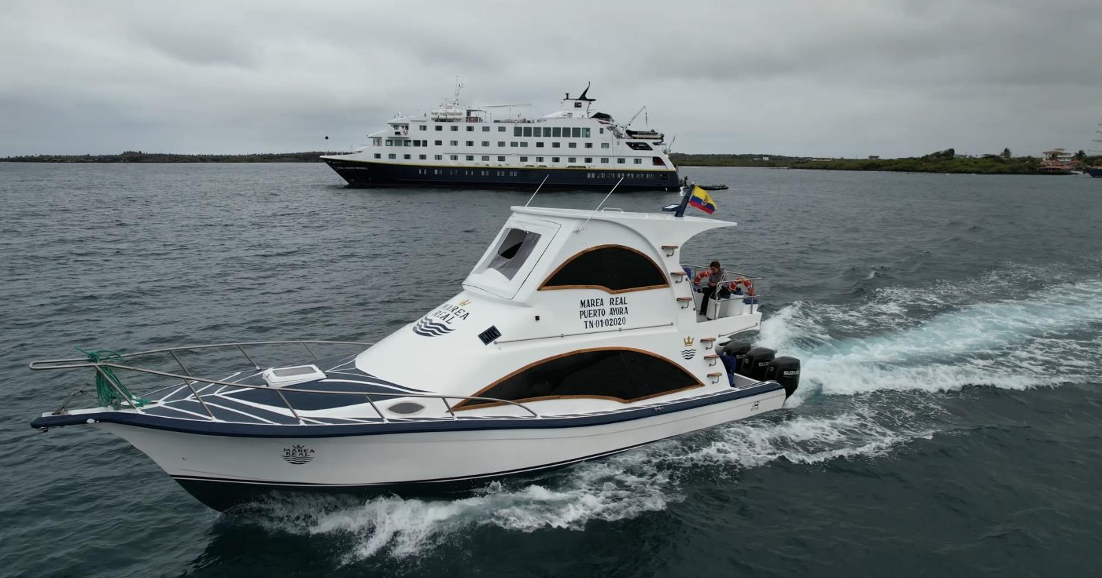 La lancha Marea Real navegando en Galápagos