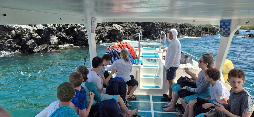Viajeros a bordo de una lancha de excursión en aguas turquesa