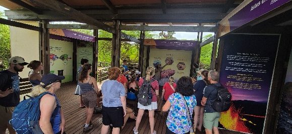 Grupo de viajeros con su guía en un centro de visitantes