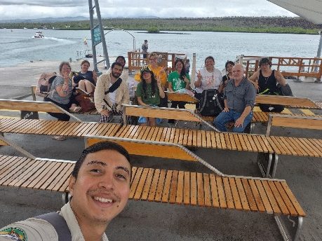 Guía y viajeros sonriendo en el muelle antes del regreso