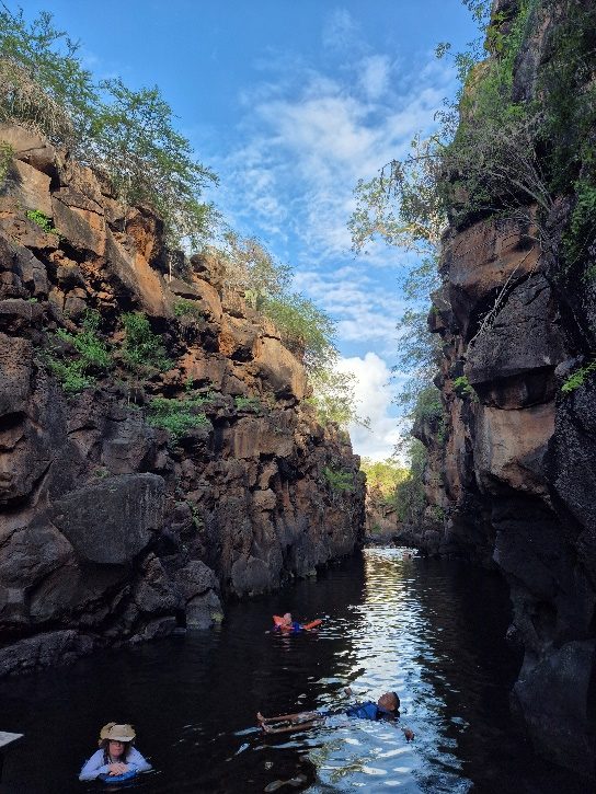 Agua cristalina entre las altas paredes de roca de Las Grietas