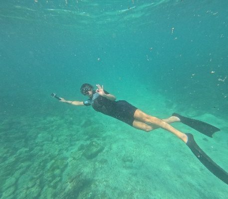 Viajero haciendo snorkel en aguas cristalinas