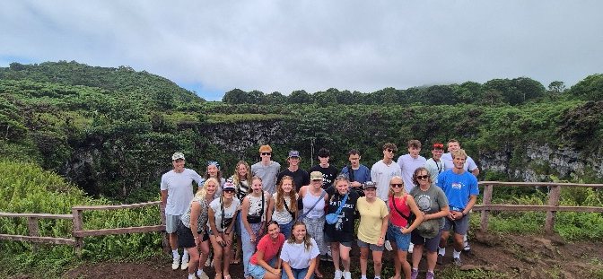 Grupo de viajeros frente a uno de los cráteres Los Gemelos