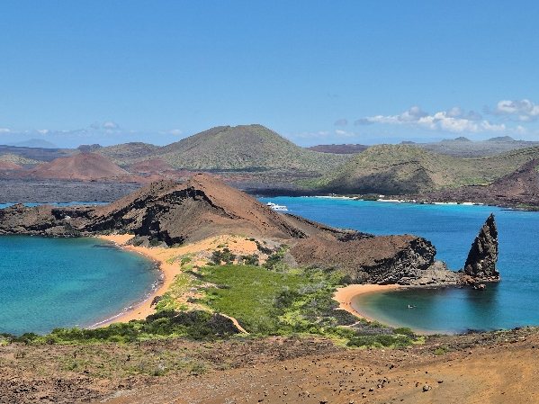 Vista desde el mirador de Bartolomé: dos playas y la Roca Pináculo